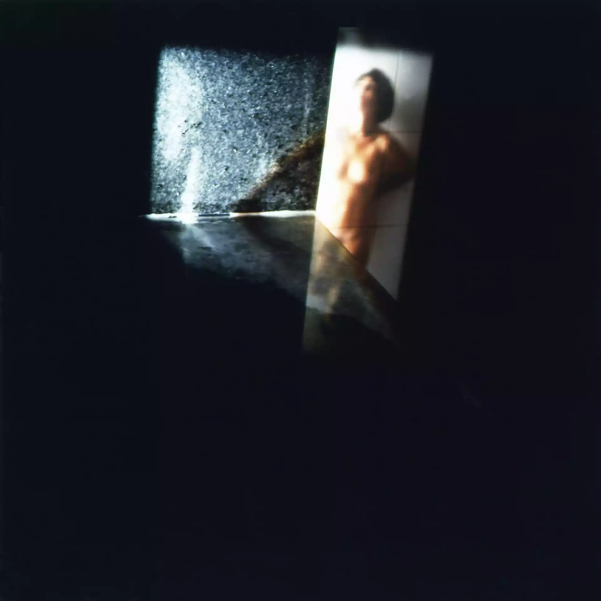 2005_oeuvres_projection_photographie_Japon_corps_bain_contemporain_carrelage_blanc_buee_onsen