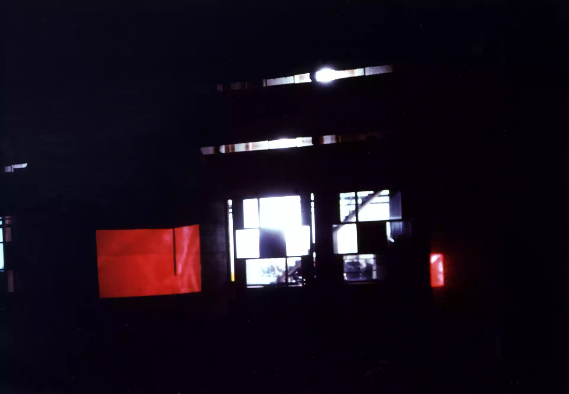 2001_oeuvres_lumiere_in_situ_projection_photographies_couleurs_le_Corbusier_Arbresles_atrium