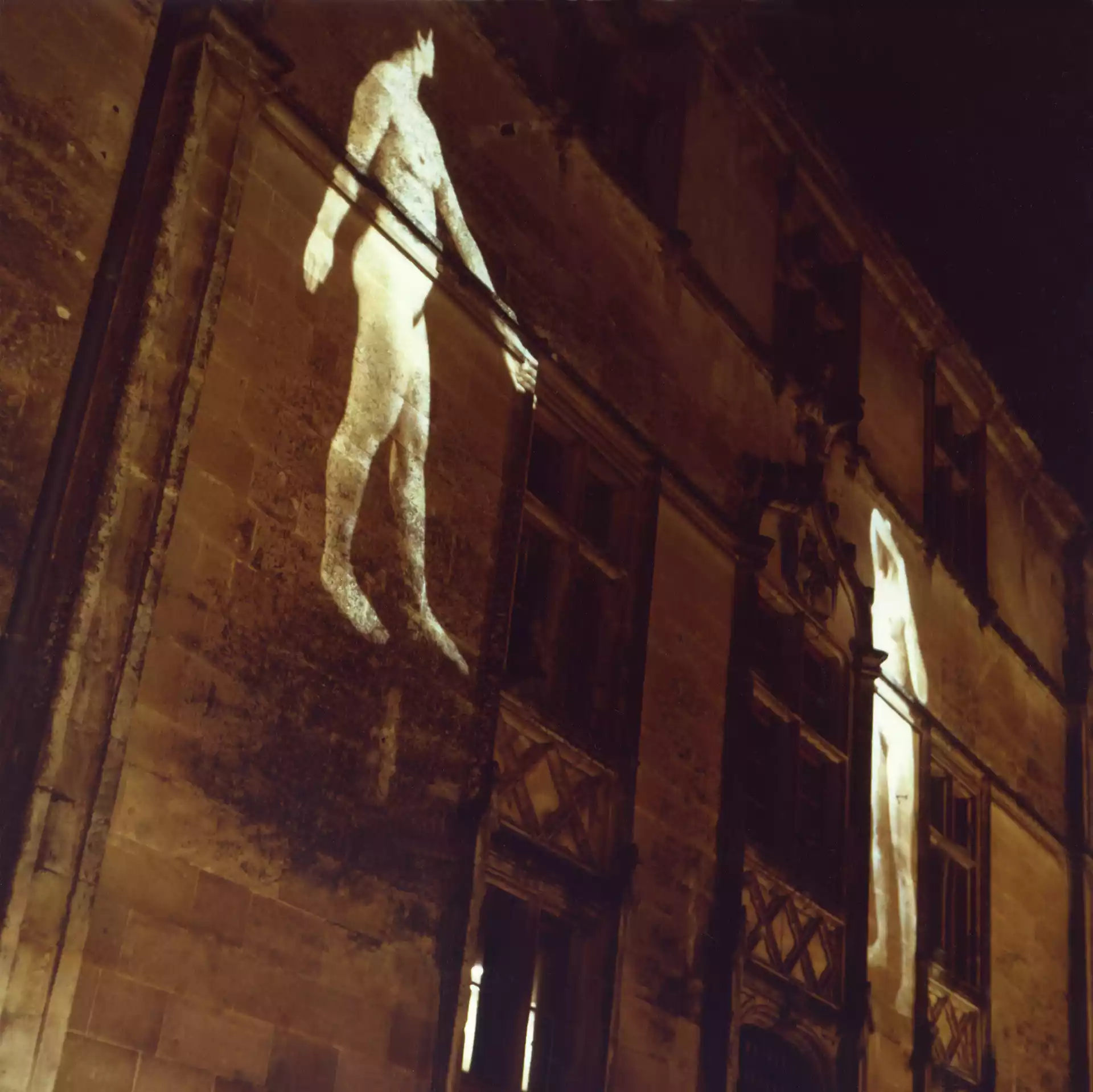 2002_oeuvres_lumiere_in_situ_projection_photographies_corps_facade_cariatides_Melle