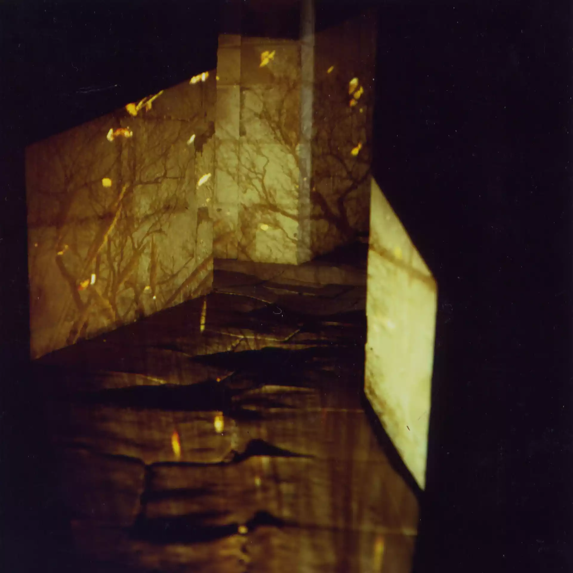 1993_oeuvres_projection_photographie_monument_La_Rochelle_paysage_reflet_eau_simulacres_
