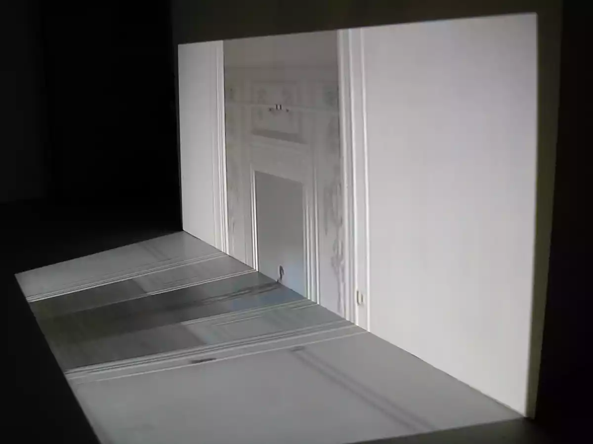 oeuvres_projection_video_corps_relation_espace_distorsion_image_lumiere_in_situ_architecture_mur_sol_Nice_embrasure